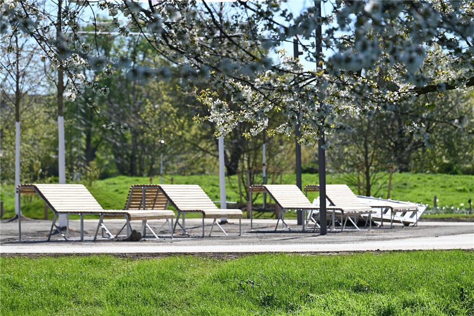 Auf dem Gelände der Landesgartenschau laden Liegebänke zum Verweilen ein.Volker Danisch, dpa