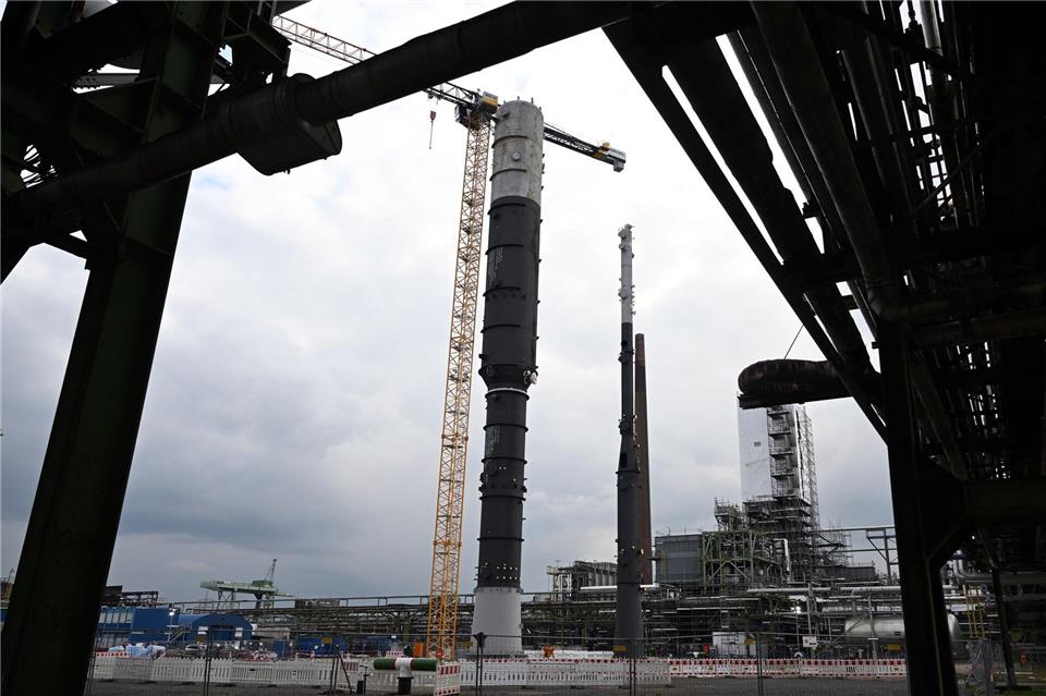 Auf dem Gelände der Raffinerie Wesseling baut Shell jetzt eine großtechnische Anlage, die etwa Schmierstoffe herstellen kann.Federico Gambarini/dpa