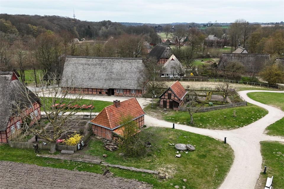 Auf dem Gelände des Freilichtmuseums Molfsee gibt es regionale Produkte, Kleidung und Handwerk zu kaufen. (Archivbild)Christian Charisius/dpa