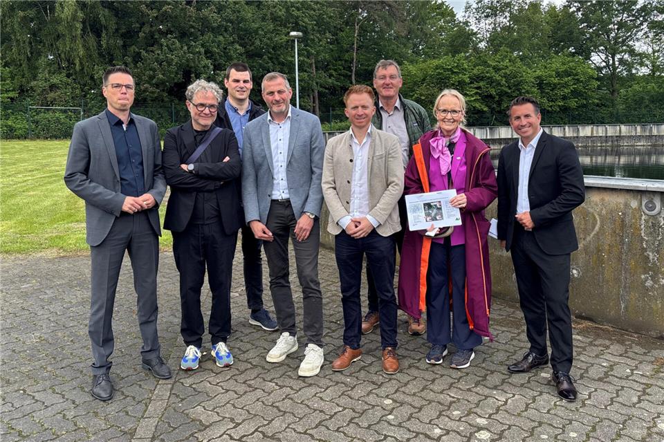 Auf dem Gelände des Klärwerks stellten Vertreter der Stadt, der Stadtwerke, Kreises sowie Energie-Experten das Pilot-Projekt vor.