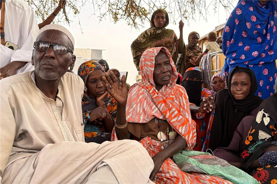 Auf dem Gelände des Roten Kreuzes warten Flüchtlinge aus Darfur in der tschadischen Grenzstadt Adré auf die Weiterfahrt in ein Flüchtlingslager.Eva Krafczyk/dpa