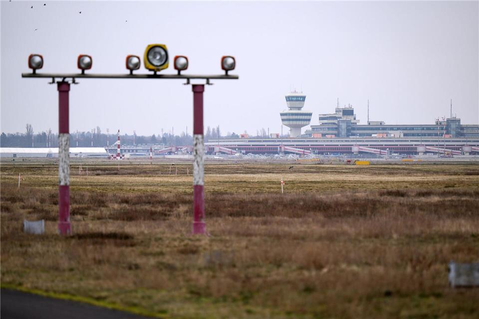 Auf dem Gelände des ehemaligen Flughafens Tegel sollen unter anderem Wohnungen und ein Industrie- und Forschungsparkt entstehen. (Archivbild) Bernd von Jutrczenka/dpa