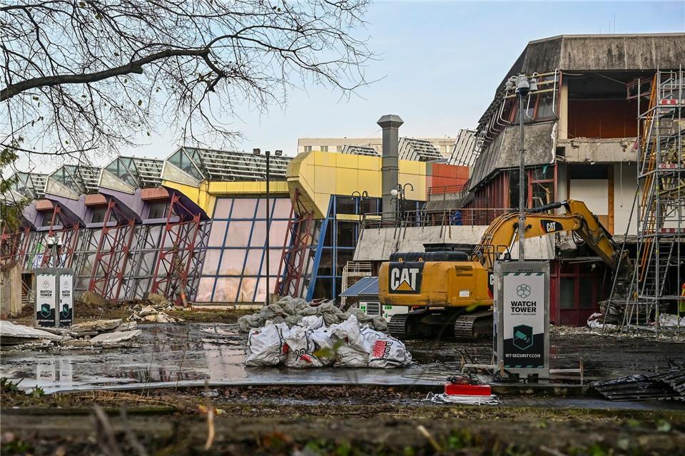 Auf dem Gelände des ehemaligen Sport- und Erholungszentrum (SEZ) in Berlin-Friedrichshain sollen Wohnungen gebaut werden. Jens Kalaene/dpa