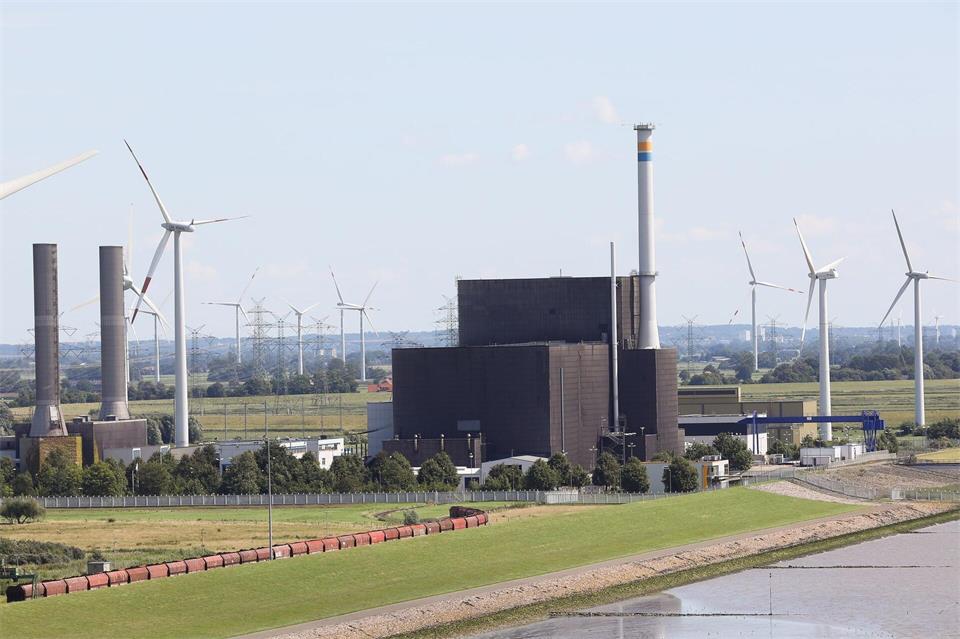 Auf dem Gelände des früheren Atomkraftwerks Brunsbüttel will Vattenfall einen Batteriespeicher errichten. (Archivbild)Christian Charisius/dpa