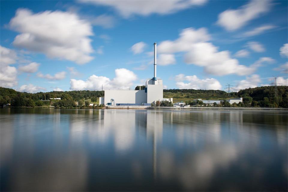 Auf dem Gelände des stillgelegten Atomkraftwerks Krümmel in Geesthacht kann jetzt ein Zwischenlager gebaut werden. (Archivbild)Daniel Reinhardt/dpa
