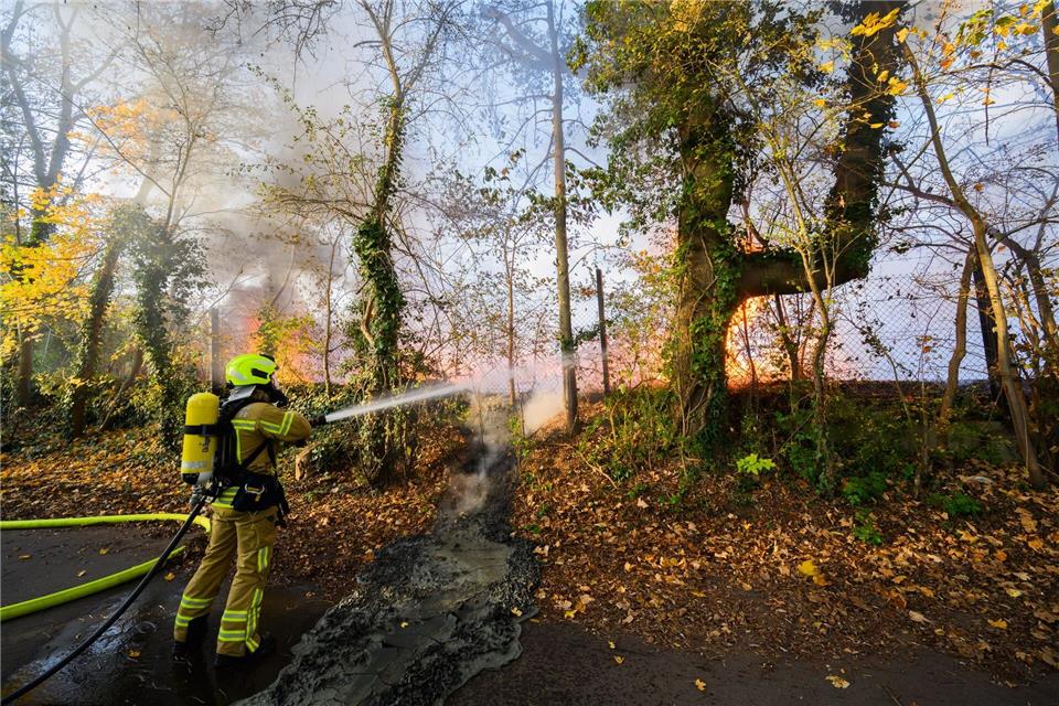 Auf dem Gelände einer Entsorgungsfirma in Hannover sind rund 500 mobile Toiletten in Brand geraten.Julian Stratenschulte/dpa