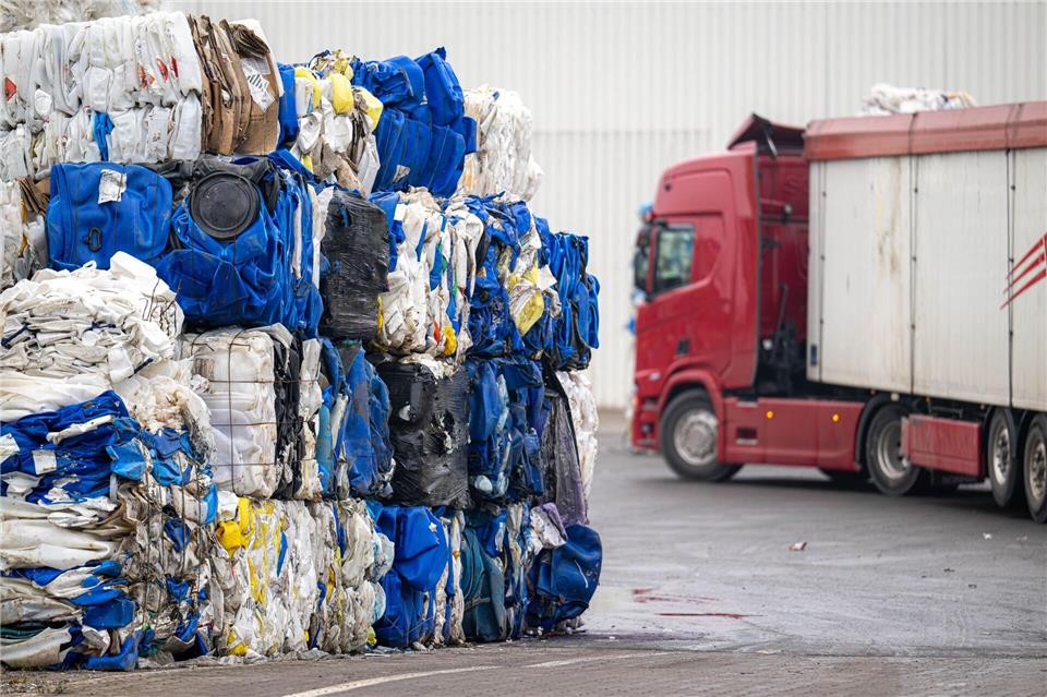 Auf dem Gelände eines Entsorgungsbetriebes ist ein toter Säugling im Müll gefunden worden.Sina Schuldt/dpa