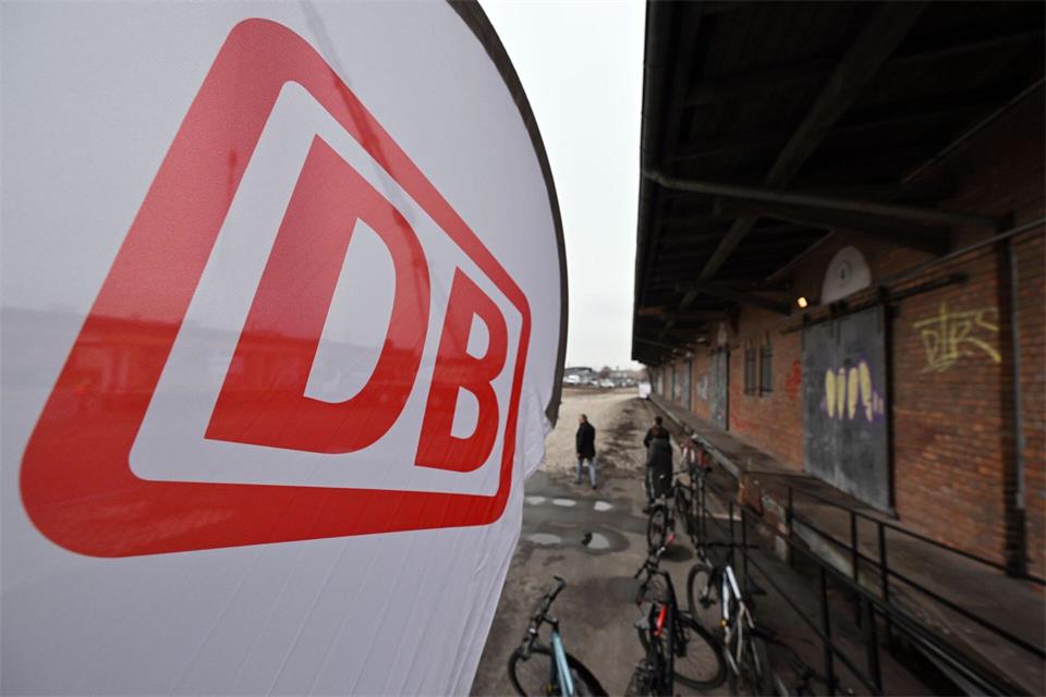 Auf dem Gelände eines ehemaligen Güterbahnhofs in Erfurt soll ein neues Stadtquartier inklusive Weiterbildungszentrum der Deutschen Bahn entstehen. (Archivbild) Martin Schutt/dpa