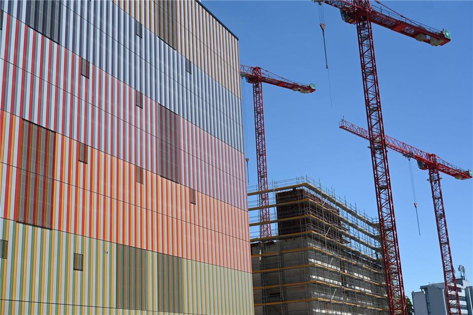 Auf dem Gelände entstehen auch eine Großwärmepumpe, ein Batteriespeicher und eine neue Netzersatzanlage.Lea Winkler/dpa