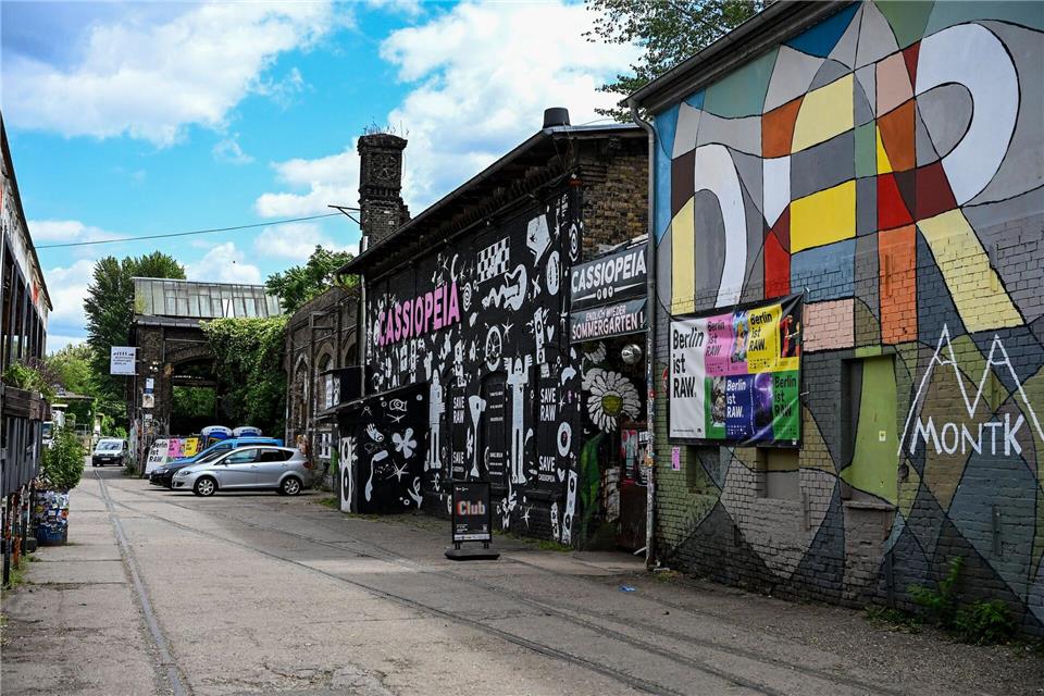 Auf dem Gelände gibt es unter anderem Konzertlocations, einen großen Biergarten, eine Skaterhalle und eine Boulderhalle. (Archivbild)Jens Kalaene/dpa
