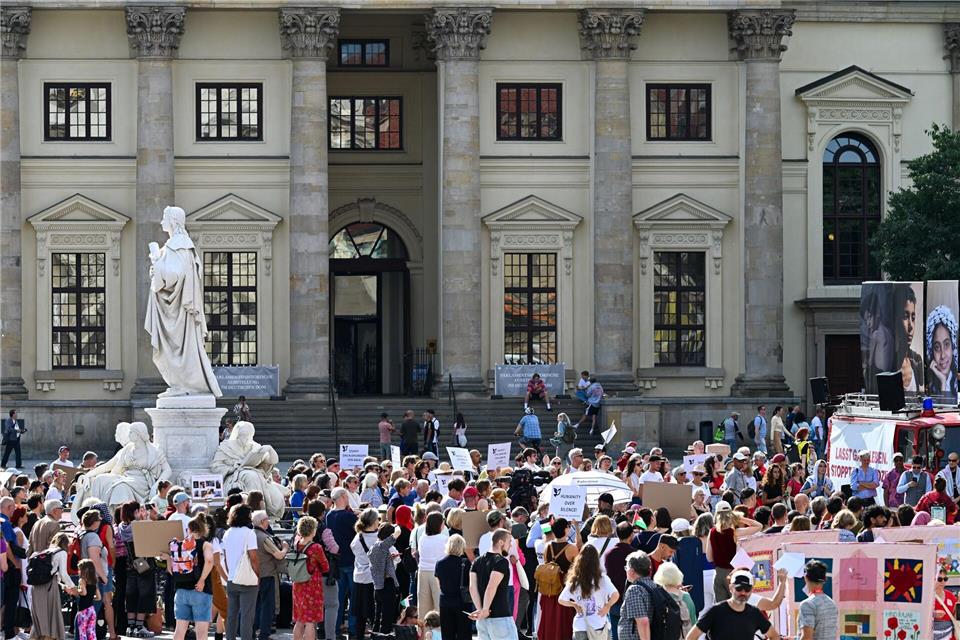 Konzert für Kinder in Gaza auf Gendarmenmarkt Auf dem Gendarmenmarkt beteiligen sich viele Menschen an der Kundgebung für die Kinder von Gaza.Soeren Stache/dpa