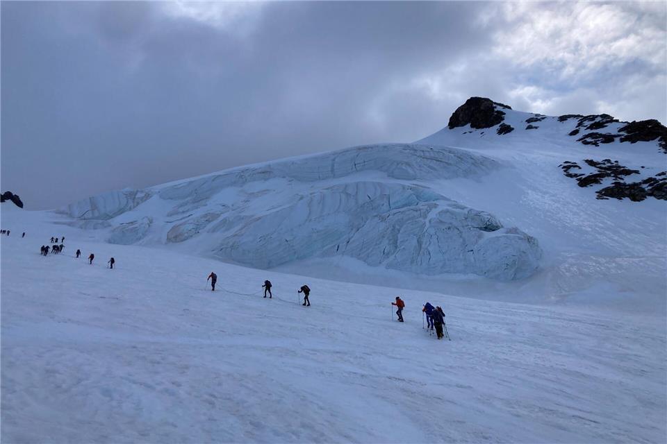 Auf dem Gletscher sind Bergsteiger angeseilt unterwegs - andernfalls drohen gefährliche Stürze in Gletscherspalten.Sabine Dobel/dpa