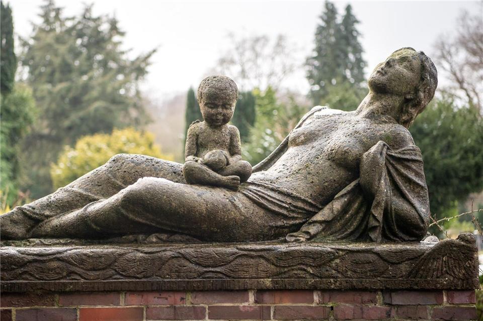 Auf dem Grab der Künstlerin Paula Modersohn-Becker steht eine Skulptur, geschaffen vom Bildhauer Bernhard Hoetger.Sina Schuldt/dpa/dpa-tmn