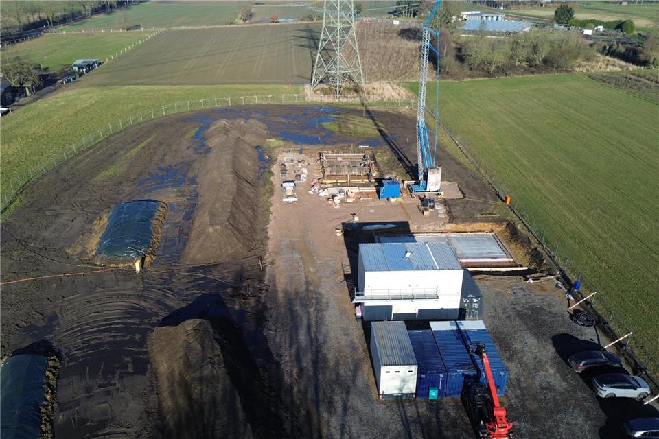 Auf dem Grundstück an der Umgehungsstraße in Ramsdorf entsteht ein neues Umspannwerk für die Einleitung von Windenergie.