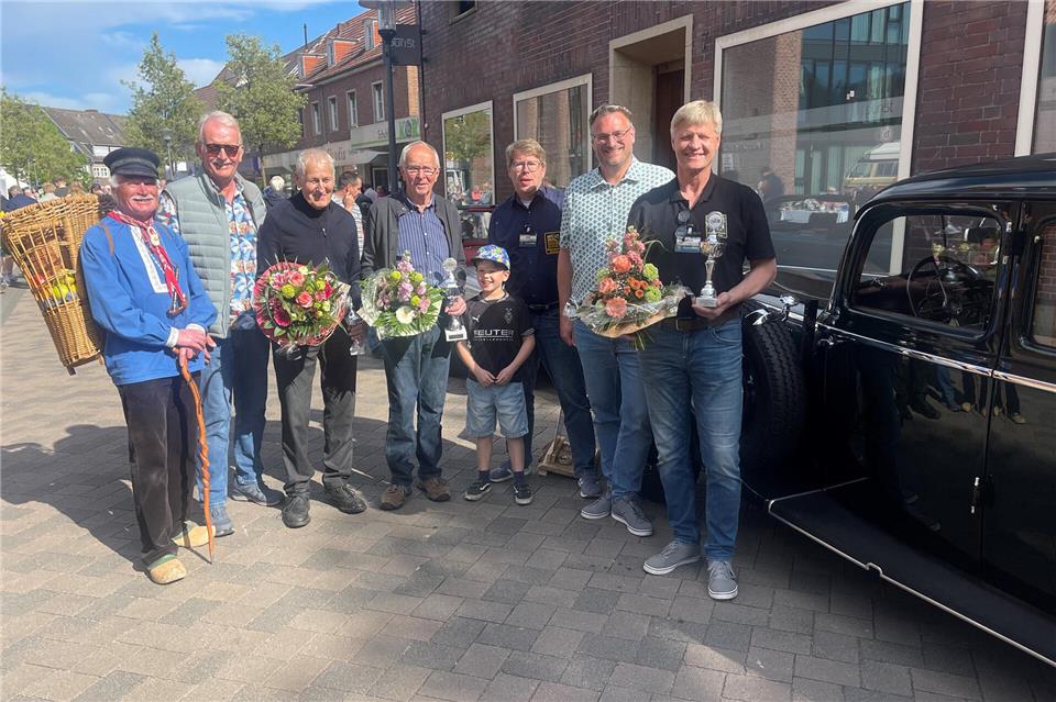 Auf dem Gruppenfoto mit Siegerauto von links: Kiepenkert Helmut Tücking, Ludger Jacobs vom Werbekreis, der drittplatzierte Hermann Görke, Sieger Hans Starke mit Enkelkind, Sven Schlei von den Oldtimerfreunden Schermbeck, Werbekreisvorsitzender Dennis Kemper und der zweitplatzierte Dieter Böwing.