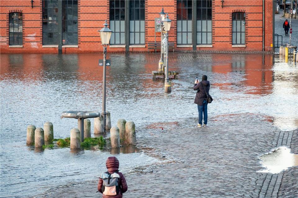 Auf dem Hamburger Fischmarkt gab es die erste Sturmflut des Jahres.Jonas Walzberg/dpa