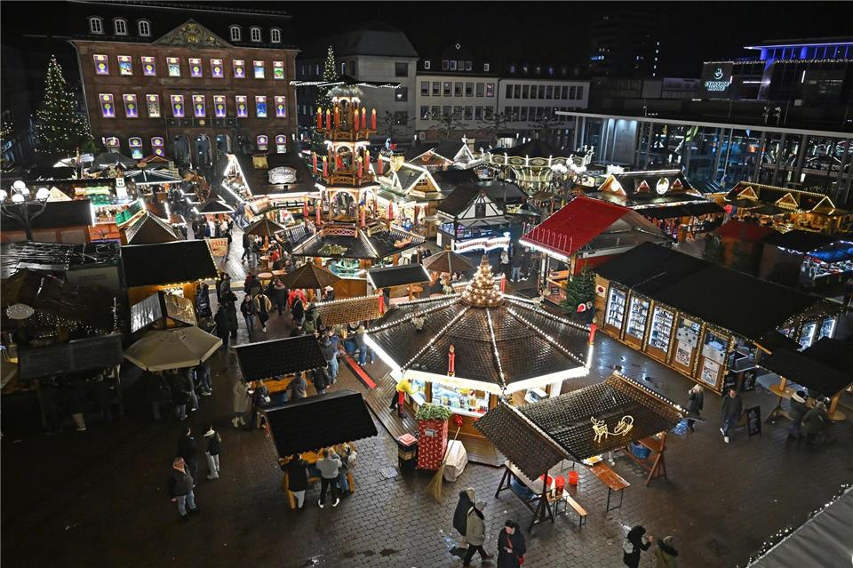 Auf dem Hanauer Marktplatz schlägt das Herz der Stadt. Bekannt ist der Platz für die mittwochs und samstags stattfindenden Wochenmärkte und in der Adventszeit für seinen malerischen Weihnachtsmarkt. (Archivbild)Michael Brandt/dpa
