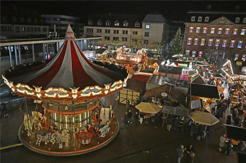 Auf dem Hanauer Weihnachtsmarkt bewegten sich Besucherzahlen und Umsätze der Standbetreiber im Rahmen der Vorjahre. (Archivbild)Michael Brandt/dpa