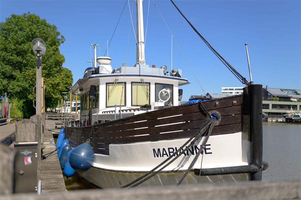Auf dem Hausboot „Marianne“ wohnt in der Krimireihe einer der Polizisten. Izabela Mittwollen/dpa