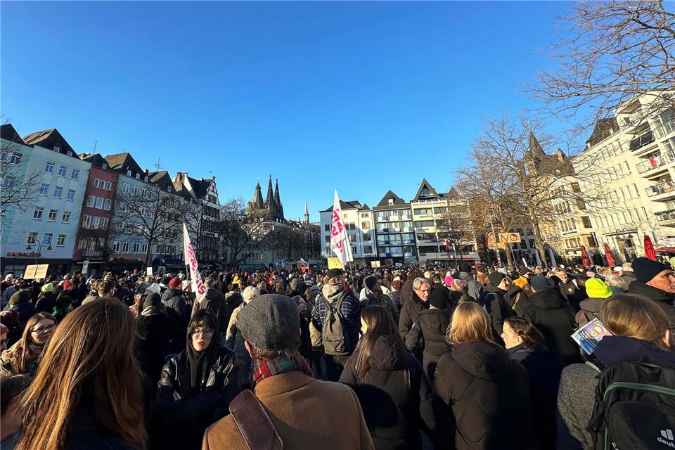 Auf dem Heumarkt in Köln demonstrieren mehrere 1.000 Menschen gegen eine Zusammenarbeit der CDU mit der AfD.Christoph Driessen/dpa
