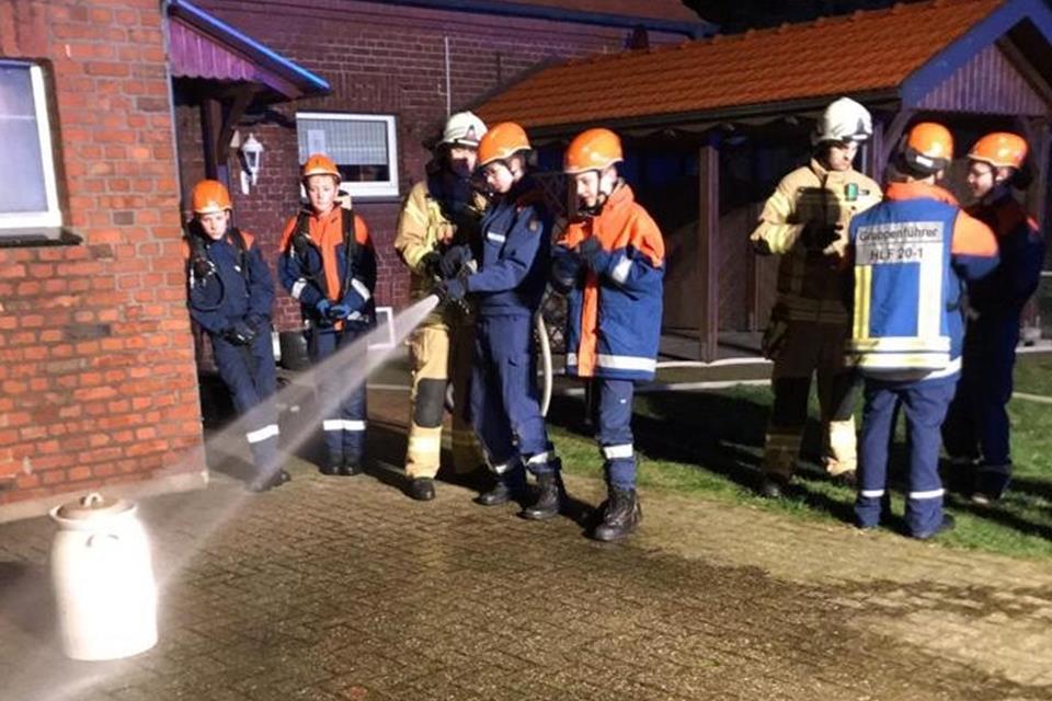 Auf dem Hof der Familie Limberg hatte die Jugendfeuerwehr mehrere Aufgaben zu lösen.