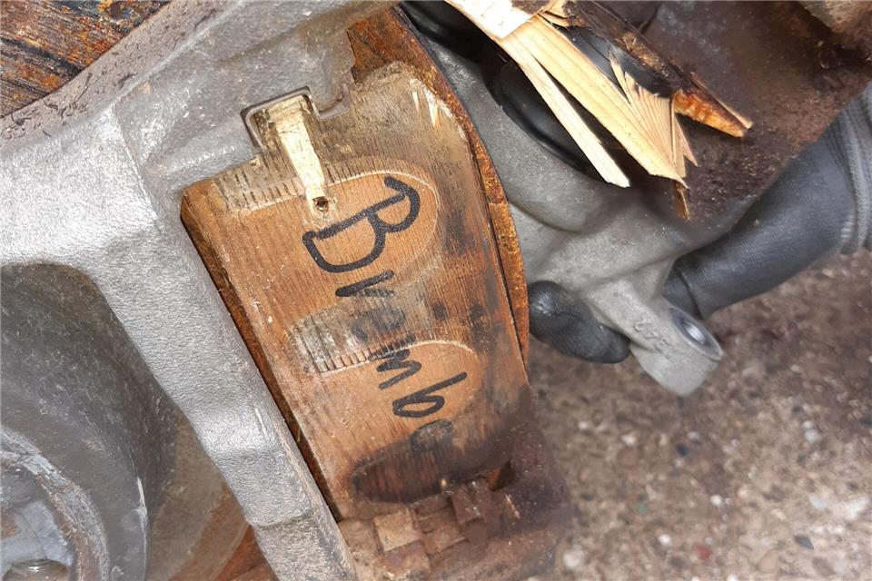 Fahrer entdeckt bei gekauftem SUV Bremsklötze aus Holz  Auf dem Holzklotz steht mit der Filzstift der Name eines Autozulieferers geschriebenPolizeipräsidium Ludwigsburg/dpa