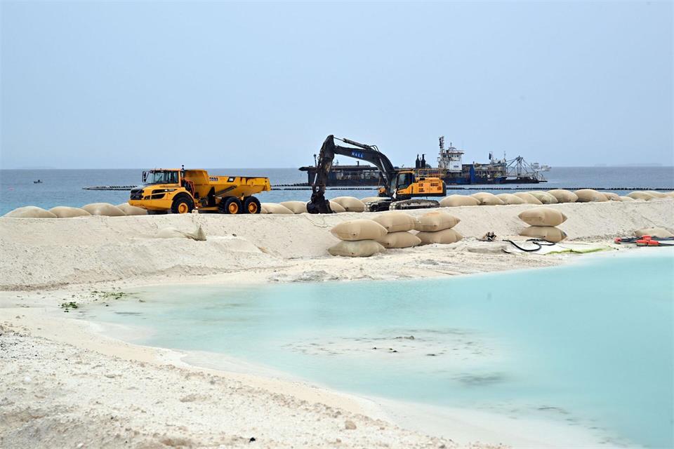 Auf dem Inselstaat Tuvalu wird versucht, sich gegen den steigenden Meeresspiegel zu wappnen. Mick Tsikas/AAP/dpa
