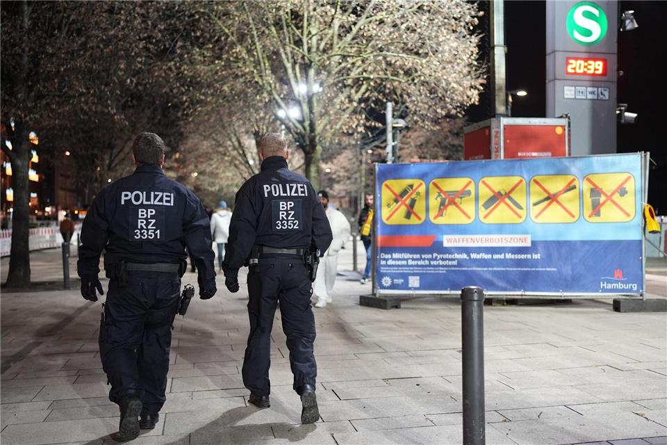 Auf dem Jungfernstieg, wo erstmals neben einem Böller- auch ein Waffenverbot galt, verlief der Jahreswechsel laut Polizei ruhig.Marcus Brandt/dpa