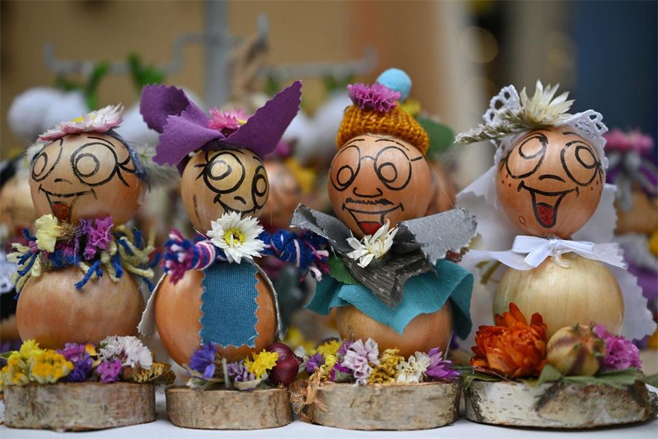 Auf dem Kinderzwiebelmarkt dürfen die jüngsten Besucher basteln und spielen.Martin Schutt/dpa