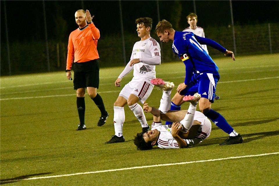 Auf dem Kunstrasenplatz im Trier trägt die SG Borken (hier in der vergangenen Saison gegen Ramsdorf) einen Teil ihrer Heimspiele aus.