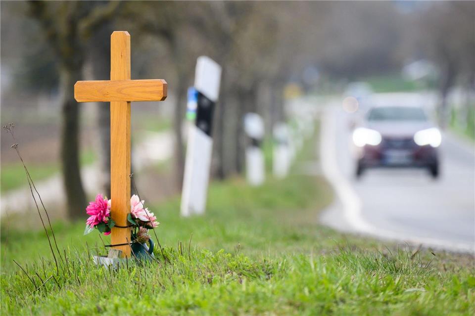 Auf dem Land sieht man sie häufig: Schlichte Kreuze, die an ein Unfallopfer erinnern. (Symbolfoto)Julian Stratenschulte/dpa