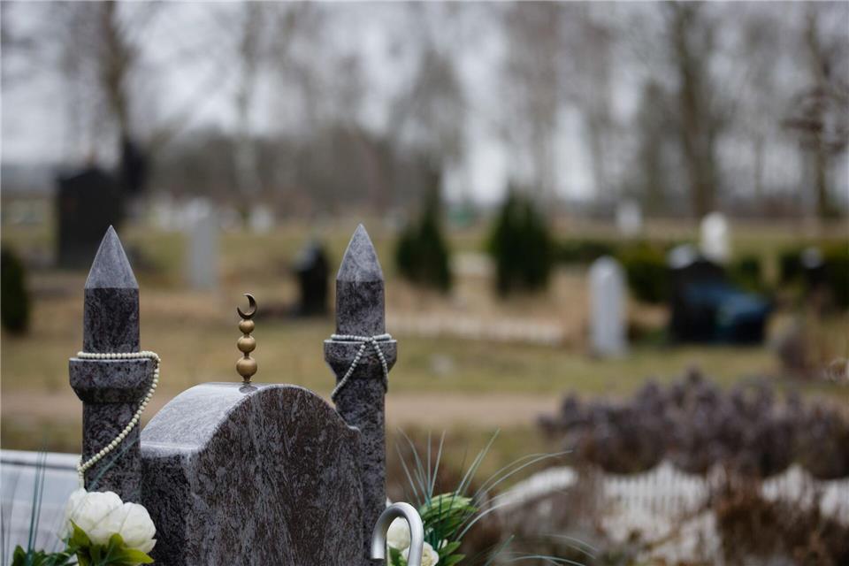 Auf dem Landschaftsfriedhof Gatow in Berlin-Spandau gibt es einen eigenen muslimischen Teil. (Symbolbild) Christoph Soeder/dpa