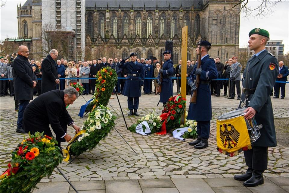 Bündnis plädiert für mehr Schwarz-Rot-Gold auf den Straßen Auf dem Magdeburger Domplatz wird eine Stele zum Gedenken an das Reichsbanner und dessen Gründung in Magdeburg eingeweiht.