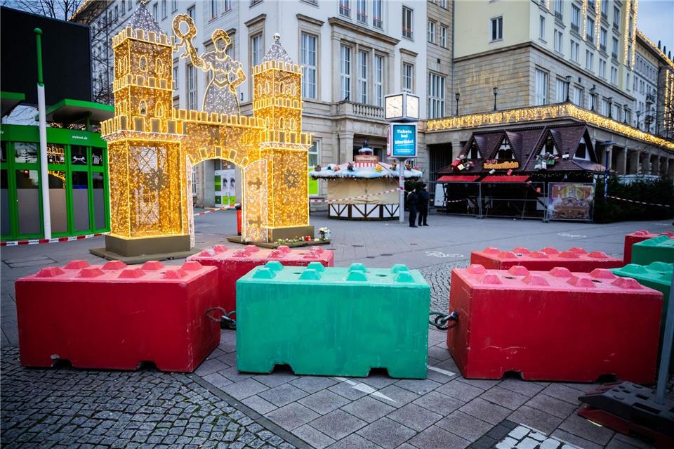 Auf dem Magdeburger Weihnachtsmarkt sollen in der nächsten Woche Elemente für den Zufahrtsschutz aufgebaut werden. (Archivbild)Christoph Soeder/dpa