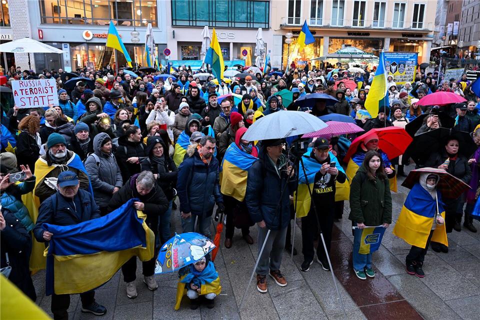 Auf dem Marienplatz versammelten sich rund 800 Teilnehmer trotz des Regens.Sven Hoppe/dpa