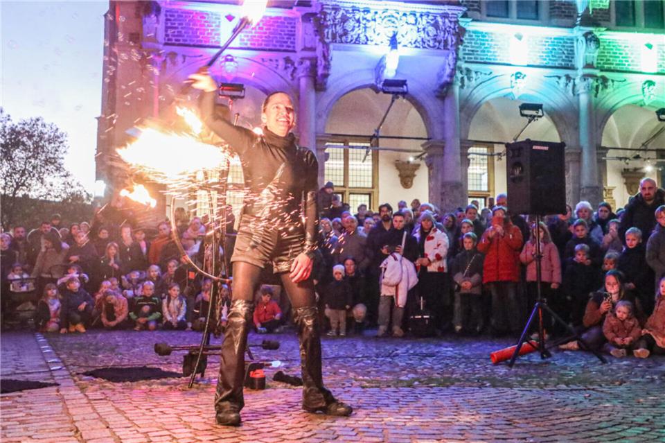 Lichtersonntag am 2. November in Bocholt Auf dem Markt gibt es eine Feuershow.