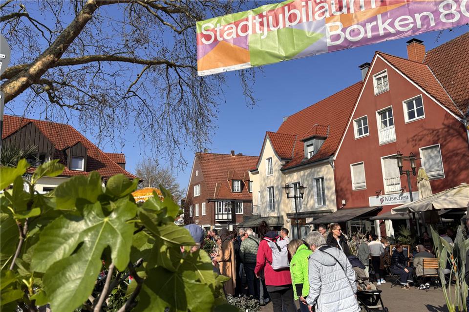 Auf dem Marktplatz herrschte frühlingshaftes Markttreiben.