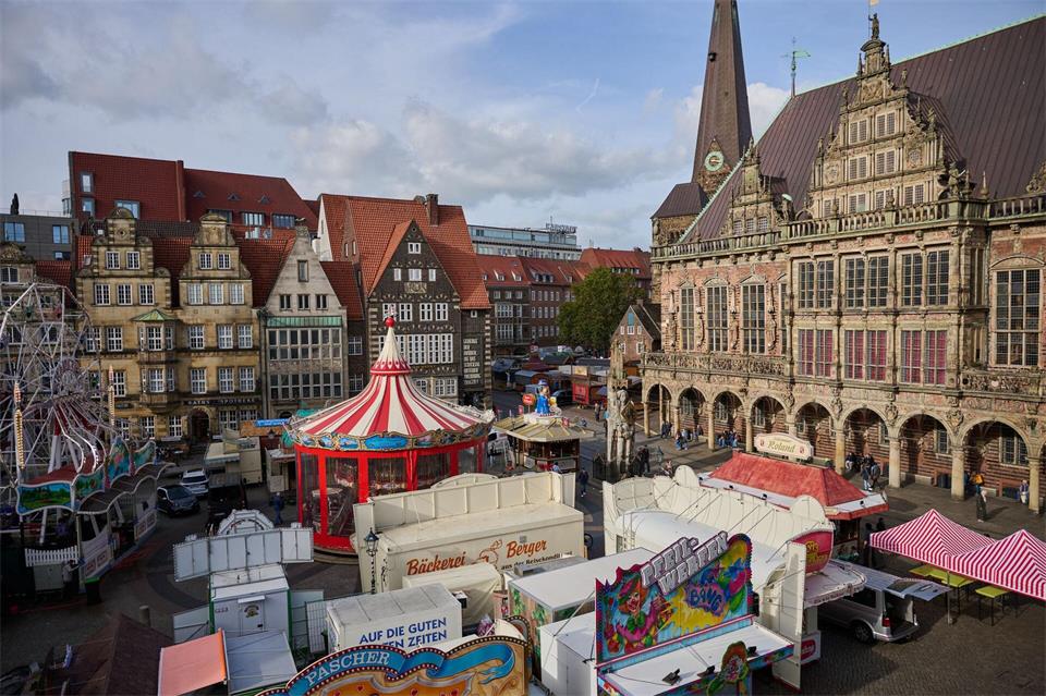 Auf dem Marktplatz und der Bürgerweide herrscht ab Freitag buntes Treiben.Sina Schuldt/dpa