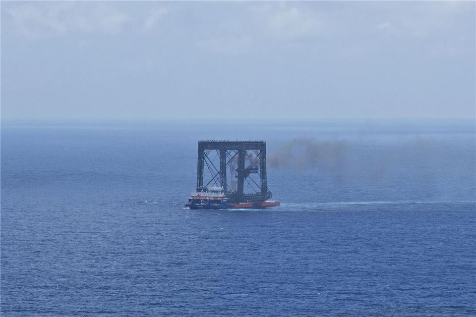Auf dem Meer wird eine Stufe der neuen Rakete „Langer Marsch 10B“ aufgefangen.Xing Guangli/XinHua/dpa