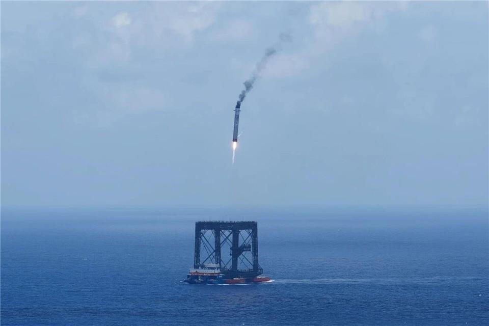 Auf dem Meer wird eine Stufe der neuen Rakete „Langer Marsch 10B“ aufgefangen.Xing Guangli/XinHua/dpa