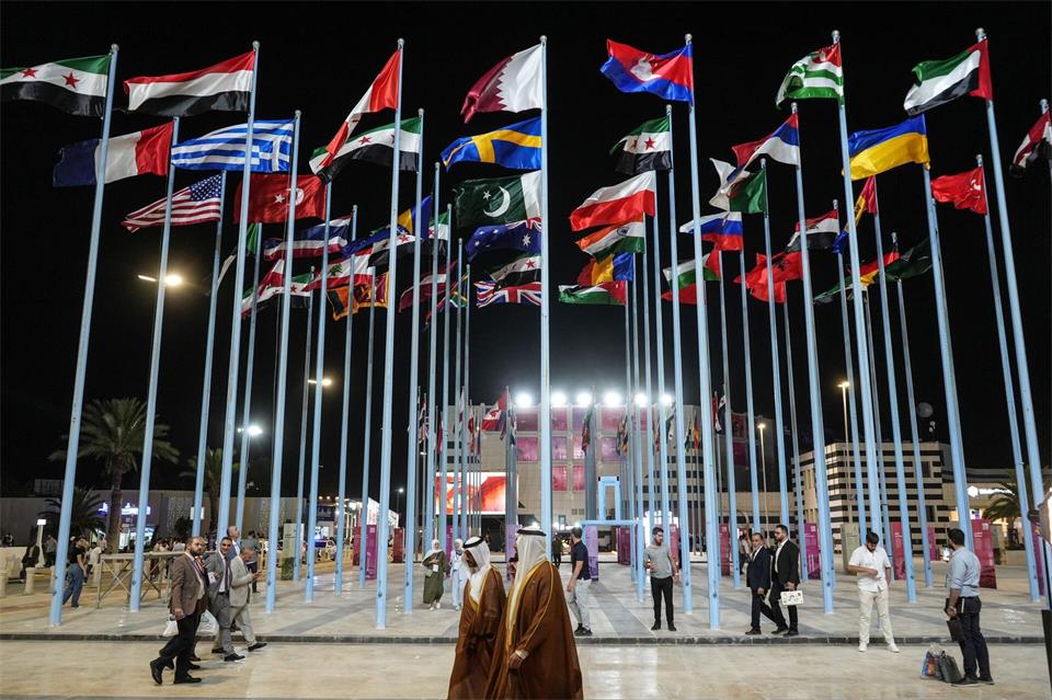 Auf dem Messegelände in Damaskus sind während der Eröffnungsfeier der 63. Internationalen Messe von Damaskus Menschen unterwegs.Moawia Atrash/dpa
