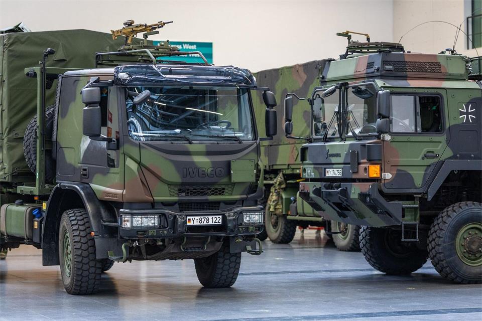 Auf dem Messegelände waren schwere Fahrzeuge zu sehen.Christoph Schmidt/dpa