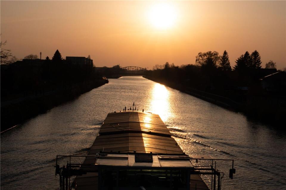 Auf dem Mittellandkanal kam es zu einem Unfall an einer Brücke. (Archivbild)David Hutzler/dpa