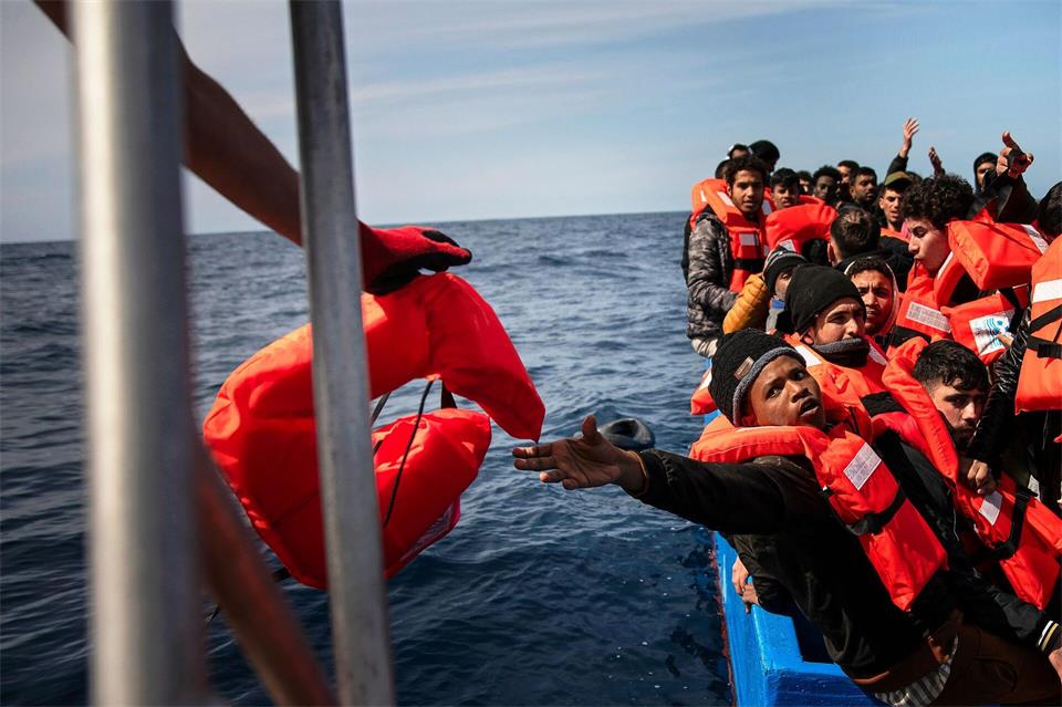 Auf dem Mittelmeer geraten immer wieder Flüchtlinge in Seenot.Maria Giulia Trombini/Sea-Watch/dpa
