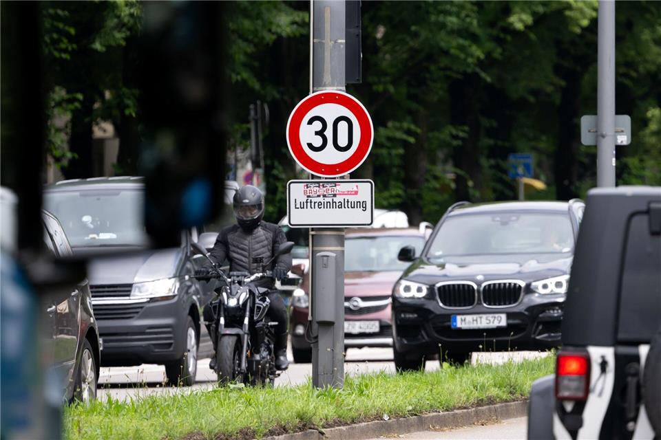 Auf dem Mittleren Ring sollen die Tempo-30-Schilder nun abmontiert werden. (Archivbild)Sven Hoppe/dpa