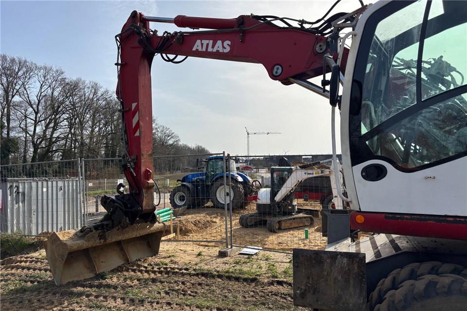 Auf dem Neubaugebiet am Beckenstrang stehen die ersten schweren Maschinen. Auf zwei Grundstücken haben Bauarbeiten angefangen.