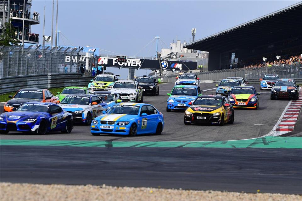 Auf dem Nürburgring gab es nach dem Start einen schweren Unfall mit mehreren Autos.Alexander Franz/Erftkreis News Redaktion/dpa