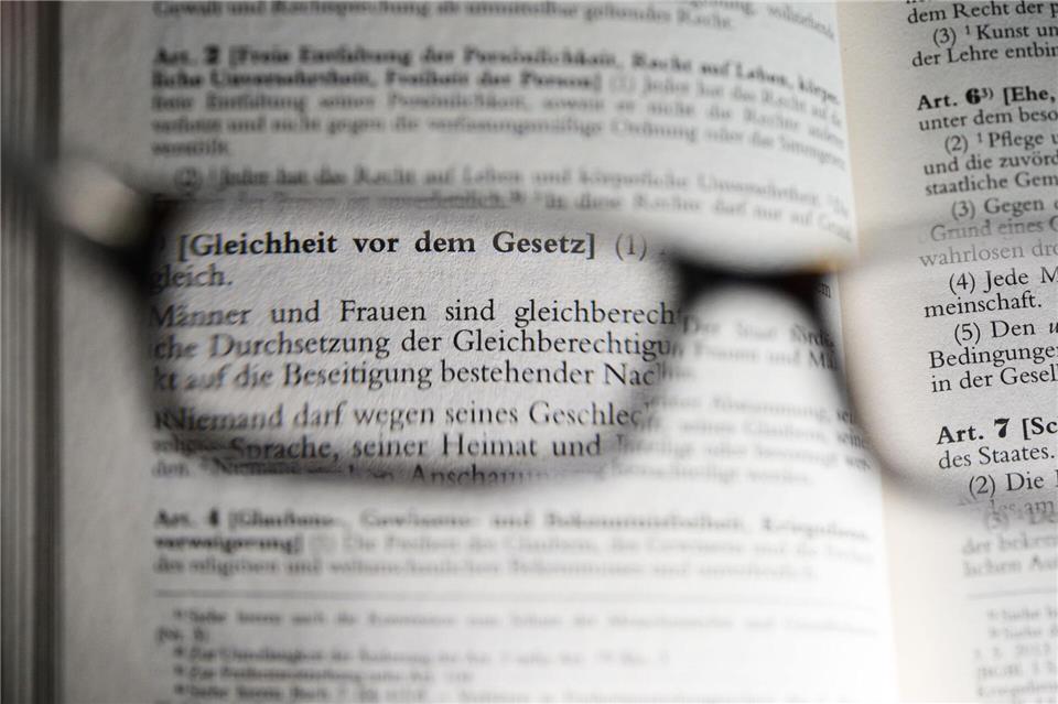 Auf dem Papier sind alle gleichberechtigt - in der Praxis gibt es hingegen noch viel Korrekturbedarf. (Symbolbild)Jens Kalaene/dpa-Zentralbild/dpa