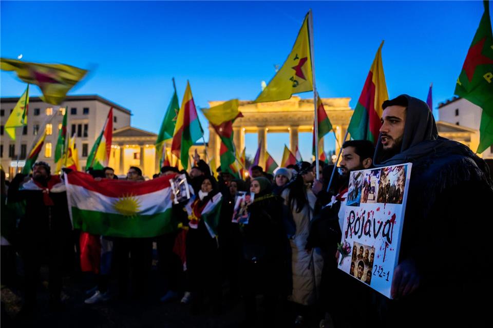 Auf dem Pariser Platz vor dem Brandenburger Tor versammelten sich mehrere hundert Menschen um gegen Angriffe auf Kurden im Nordosten Syriens zu protestieren. Christoph Soeder/dpa