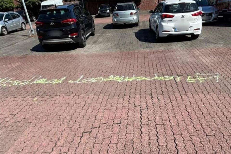 Auf dem Parkplatz des Penny-Marktes an der Roonstraße in Bocholt waren die Parole „Deutschland den Deutschen“, ein Hakenkreuz und die Buchstaben „HH“ aufgesprüht worden.